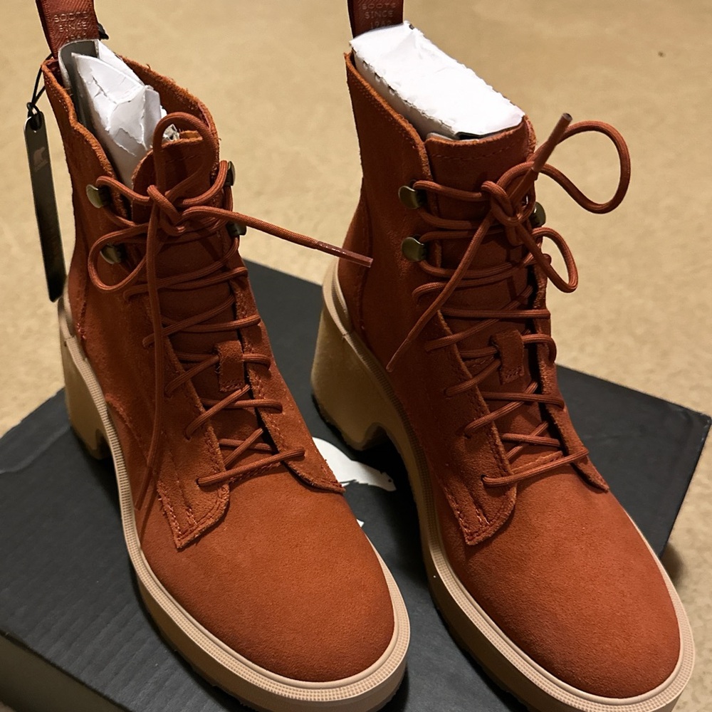 Sorel Hi-Line Heel Lace Up Boots with Suede Finish in warp red, tawny buff sz 6